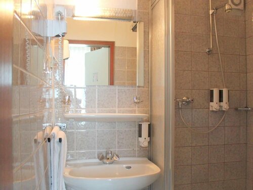 Brunnen Hotel, Забронировать Отель Отели Эссен 3 звезды, рядом с Кинотеатр «Лихтбург», 3*