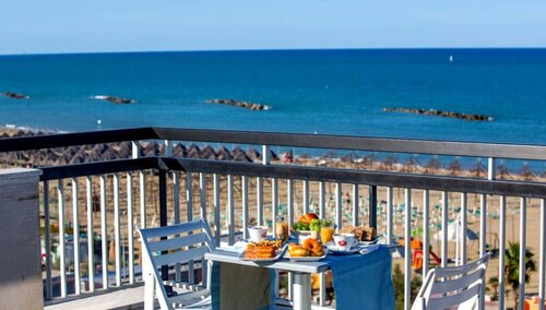 Hotel Maja, Забронировать Отель Отели в центре Пескары, в центре, Парковка