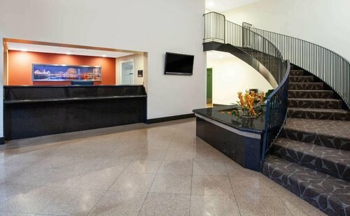Travelodge Inn & Suites by Wyndham Anaheim on Disneyland Dr, Забронировать Отель Отели Анахайм с парковкой, рядом с Парк Диснейленд, Парковка