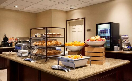 Country Inn & Suites by Radisson, College Station, TX, Забронировать Отель Отели Колледж-Стейшн с завтраком, рядом с Grand Station Entertainment, Завтраки