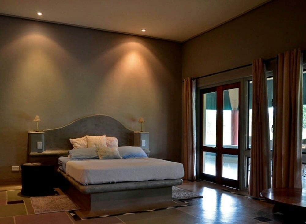 Tingala Lodge - Bed in the Bush