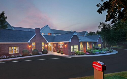 Residence Inn Mystic Groton, Забронировать Отель Отели Мистика с парковкой, рядом с Корабль Чарльза У. Моргана в морском порту Мистик, Парковка