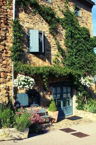 Chambres d'Hôtes La Fougeraie, Book Bed and Breakfast Hoteller i Rhône-Alps med parkering, Parkering