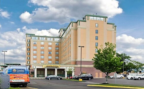 Comfort Inn & Suites, Забронировать Отель  