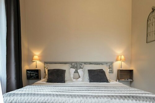 Les Galapons, Book Bed and Breakfast Hoteller i Rhône-Alps med parkering, Parkering