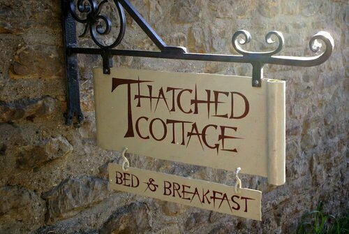 Thatched Cottage B&B, Book Bed and Breakfast Hoteller i Edenbridge med parkering, Parkering