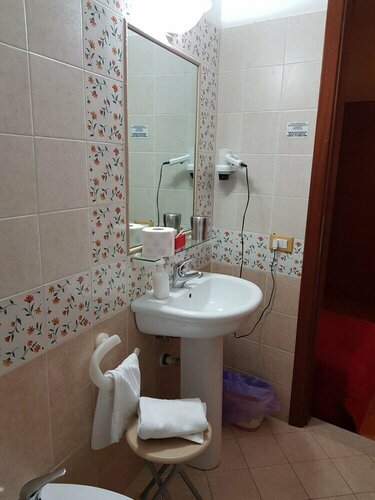 B&B La Piazzetta, Забронировать Отель «постель и завтрак» Отели в центре Паола, в центре, Парковка