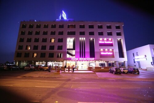 SilverCloud Hotel and Banquets, Забронировать Отель Ахмадабад штат Гуджарат
