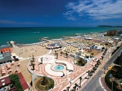 Hotel Club Misano, Забронировать Отель Отели в центре Мизано-Адриатико, в центре, Парковка