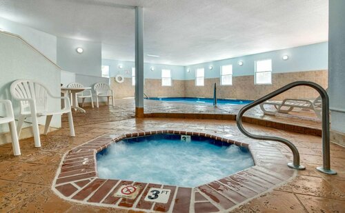 Quality Suites Kansas City International Airport, Book Hotel Hoteller i Missouri med pool, Swimmingpool