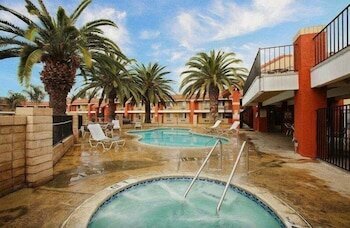 Days Inn by Wyndham Hemet, Забронировать Отель Хемет Калифорния