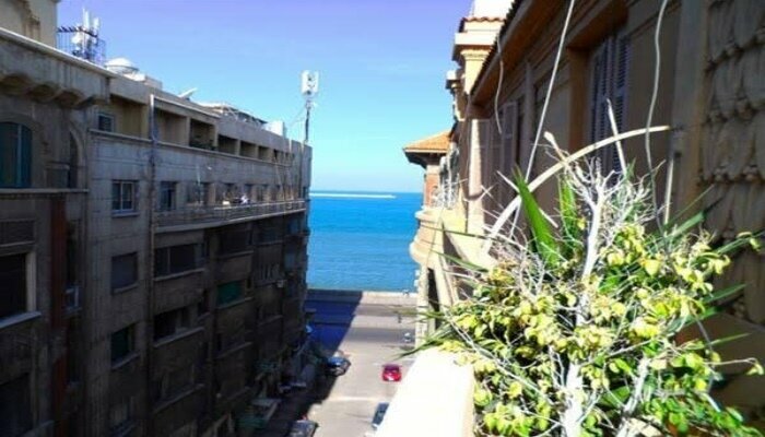 Triomphe Hostel