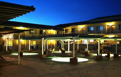 Desert Rain Spa Hotel, Забронировать Курортный отель Отели Дезерт-Хот-Спрингса с бассейном, Бассейн