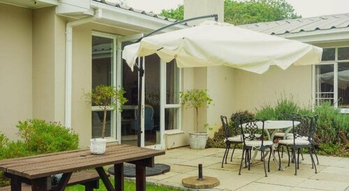 Cherry Berry Guest House, Book Hotel Hoteller i George med pool, Swimmingpool