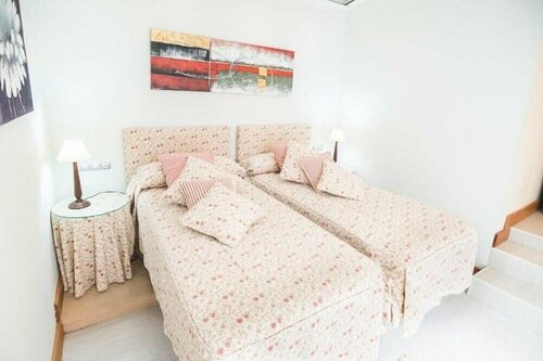 Marbella Real, Забронировать Отель Марбелья Коста-дель-Соль, рядом с Пляж Касабланка