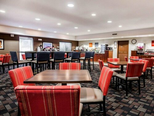 Comfort Suites Independence - Kansas City, Забронировать Отель Отели Индепенденс с завтраком, рядом с Каток медицинского центра Centerpoint, Завтраки