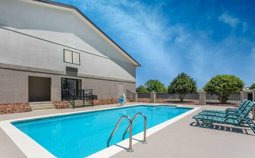Super 8 by Wyndham Montgomery I-65