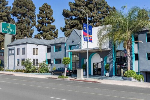 Quality Inn Near Hollywood Walk of Fame, Забронировать Отель Отели Лос-Анджелеса с парковкой, рядом с Клуб «Академия магических искусств» в замке Magic Castle, Парковка