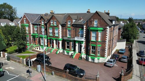 Castle Lodge Guest House 86-88 Sheil Rd L6 3AF, Забронировать Гостевой дом Отели Ливерпуля с парковкой, рядом с The Devonshire, Парковка