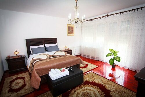 Apartment Red House, Забронировать Апартаменты/квартира Отели Високо с парковкой, рядом с Боснийские пирамиды, Парковка