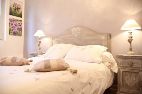 VILLA CASTEL Maison d'hôtes & Jardin de Cuisine Vivante, Book Villa Hoteller i Rhône-Alps med parkering, Parkering