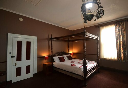 Bordello Hotel Bar & Spa, Book Ferieresort Echuca Victoria