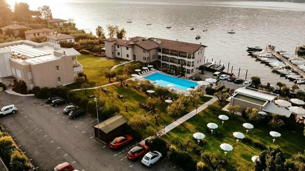 Bella Hotel & Restaurant