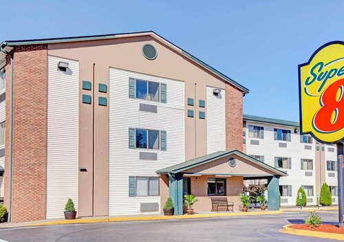 Super 8 by Wyndham Louisville Airport, Забронировать Мини-отель Луисвилл Louisville Metropolitan Area, рядом с Trackside Louisville Shopping Center