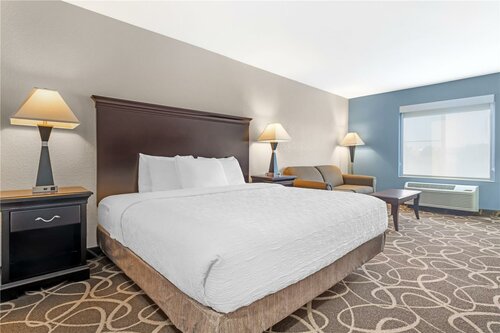 Best Western Plus Eau Claire Conference Center, Забронировать Отель Отели О-Клэр с парковкой, рядом с HSHS Sacred Heart Hospital, Парковка
