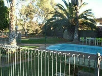 Erldunda Desert Oaks Resort, Забронировать Отель Отели Adelaide Region с парковкой, Парковка