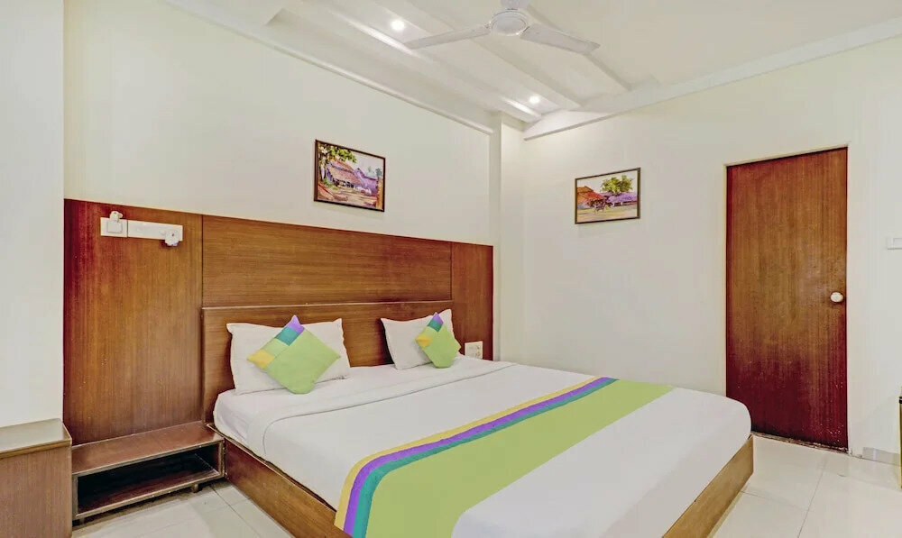 Treebo Trend Loharkar's Family Hotel