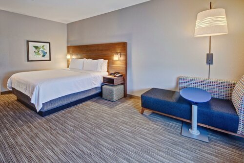 Holiday Inn Express Hotel & Suites Clarksville by IHG, Забронировать Отель Кларксвилл Ozarks