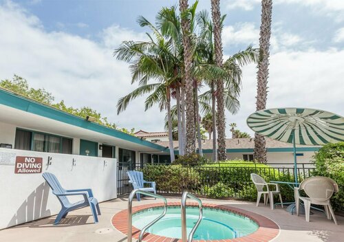 Days Inn Santa Barbara, Забронировать Отель Отели Санта-Барбара с парковкой, рядом с Brooks Institute of Photography, Парковка