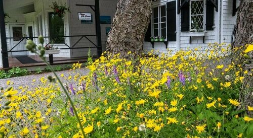 Auberge Les Sources, Забронировать Хостел Отели La Malbaie Municipality с парковкой, Парковка