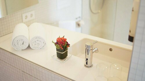 Hotel Bergamo Modern & zentral in Ludwigsburg 24h Check in 3 Min zum Schloss nachhaltiges Hotel in Holzbauweise, Забронировать Отель Людвигсбург Баден-Вюртемберг, рядом с Конференц-центр Forum am Schlosspark