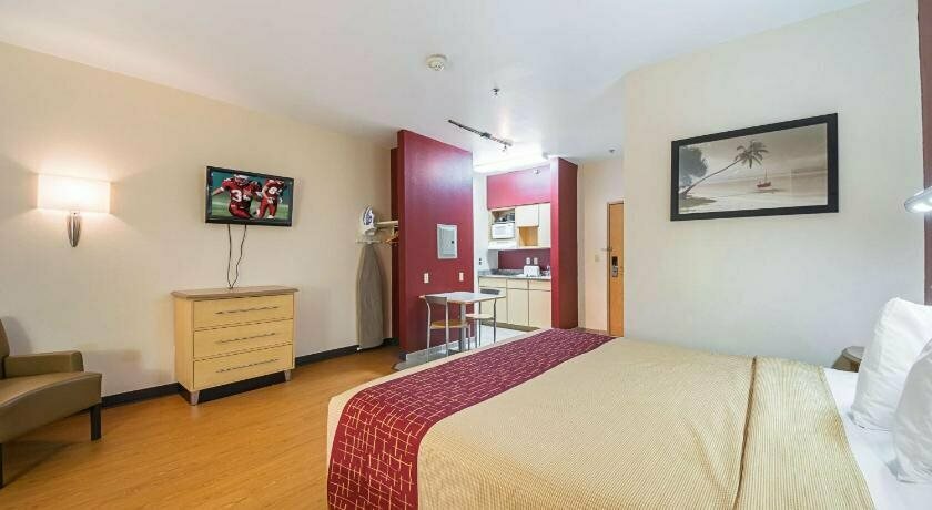 Red Roof Inn and Suites