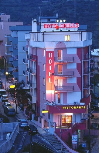 Hotel Grillo, Забронировать Отель Отели в центре Нуоро, в центре, Завтраки