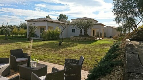 La Villa aux Oliviers, Book Villa Hoteller i Rhône-Alps med parkering, Parkering