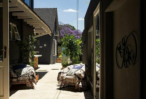 Treehouse on Maple, Prenota Bed & breakfast Sandton 