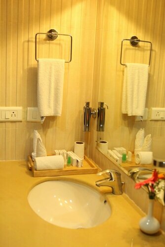 Hotel Airlink Castle, Забронировать Отель Отели штата Кералы с бассейном, Бассейн