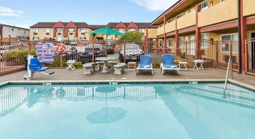 Hollywood Inn Express South, Забронировать Отель Отели Лос-Анджелеса с бассейном, рядом с Парк Echo, Бассейн
