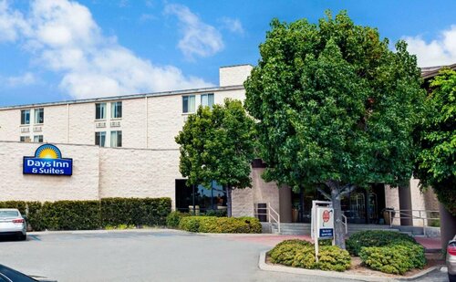 Days Inn & Suites by Wyndham Fullerton, Забронировать Отель Фуллертон Disneyland California
