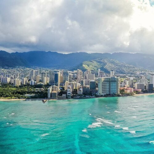 Embassy Suites by Hilton Waikiki Beach Walk, Забронировать Курортный отель Бизнес-отели Гонолулу, рядом с Гавайский музей армии США, 4* 5*