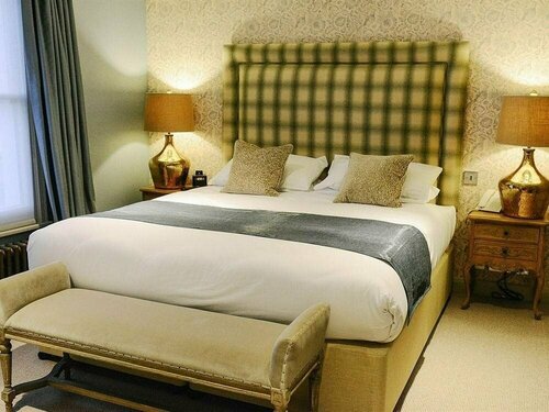 Bull Hotel, 예약 호텔 롱 멜포드 