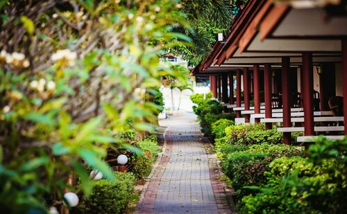 Naithonburi Beach Resort, Забронировать Курортный отель Сакху остров Пхукет