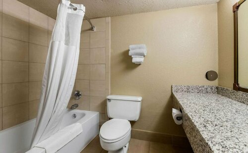 Quality Inn & Suites Des Moines - Merle Hay Road, Забронировать Отель Де-Мойн Айова