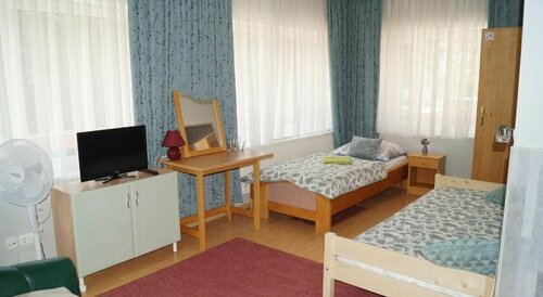 Villa Lux, Забронировать Вилла Отели Хевиз с парковкой, рядом с Церковь Сердца Христова, Парковка