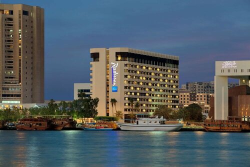 Radisson Blu Hotel, Dubai Deira Creek, Забронировать Отель Отели Дубая с питанием, рядом с Торговый центр Al Ghurair, Пансион