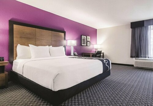 La Quinta Inn & Suites by Wyndham Myrtle Beach - N Kings Hwy, Забронировать Отель Гранд-Странд Миртл-Бич, рядом с Pine Lakes International Country Club