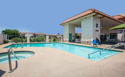 Days Inn by Wyndham Anaheim Near the Park, Забронировать Отель Анахайм Disneyland California